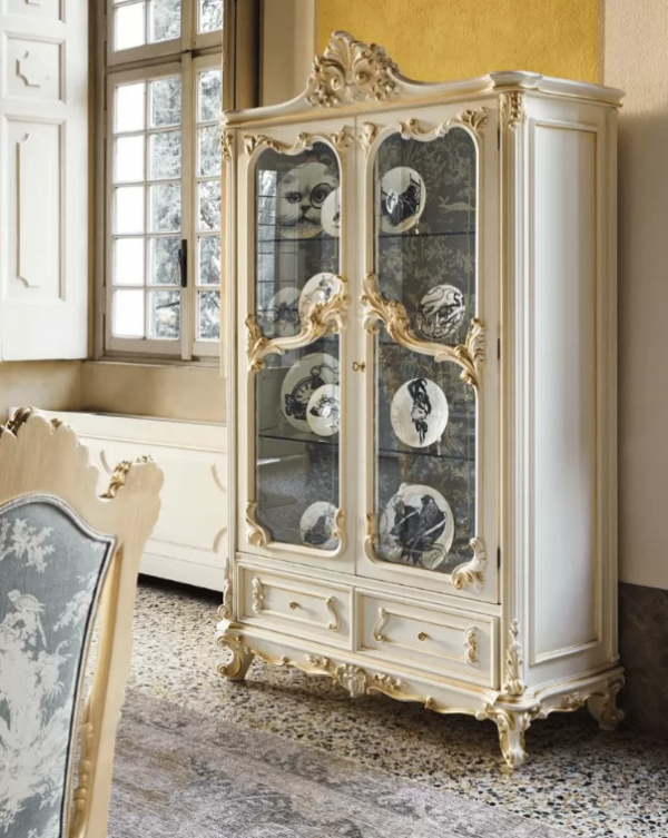 Lemari dengan pintu kaca berbingkai emas yang memberi sentuhan glamor